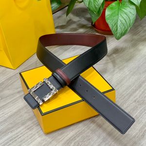 Cintura di design Cintura in pelle nera con anello del custode e fibbia iconica a borchie realizzata in metallo in pelle in pelle nera con scatola