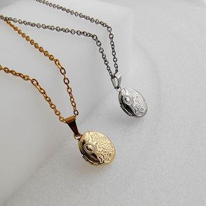 Chains 1pc Tiny Oval Po Frame Pendant Necklace Engraved Flower Charms Floating Locket Necklaces Women Men Fashion Memorial Jewelry