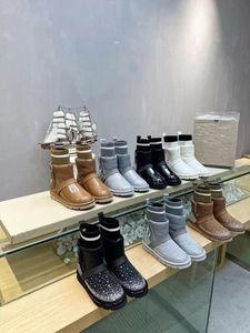 Tasarımcı botları yüksek kaliteli marka ayakkabıları parlak elmas botlar marka yuvarlak ayak parmağı siyah orta ayak bileği botları moda bayanlar beyaz düz dantel boyutu 35-41