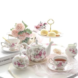 Tassen Teetassen Set Bonechina Britisch Royal Rose Tea Pot Saucer Creamer Zuckerschale Obstplatte Teebieger Kaffee Küchenlieferant 230818