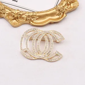 9088New in stile intarsiata intarsiabile con spillo perla temperamento da donna con spalla di diamante oro e lettere d'argento regalo di Natale ha colpito la tendenza