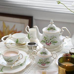 Muggar Tea Cup Saucers Lily Valley Set Porslin TEAPot Creamer Sugar Bowl Coffee Mug Hushåll Middagsplattor Dessert Stand Cake Tray 230818