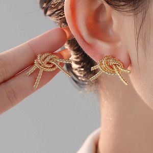 Crazy Chen Shuting's sister-in-law earrings of the same style are designed by a small number of people. Fried Dough Twists knot earrings are high-end cool wind earrings