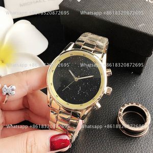 Orologio da polso della fascia con logo di lusso Kor Women Girl Letters Big Letters Diamond Style Metal Steel Band Grollo orologio M 108