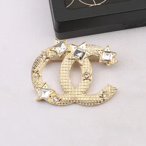 9082 Fashionabla Pearl Brosch Temperament Women's Diamond Brosch Gold and Silver Letters Christmas Holiday Present