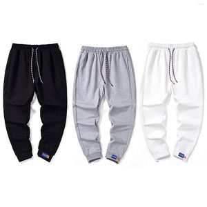 I pantaloni da uomo in primavera e i pantaloni autunnali sono alla moda legati con nove piedi. Sport pantaloni casual. Boy Stocking Foam Star