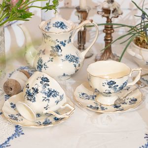 Mugs Vintage Blue Teapot Tea Cup Set Rose Ceramic English Country Coffee Saucer Pot Classical Home Kitchen Dessert Cake Plate 230818