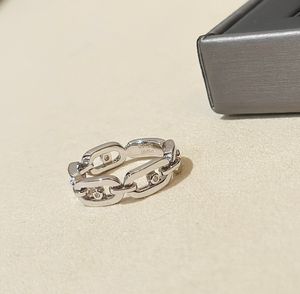 Bant Rings Luxury Band Rings Bağlantı Marka Tasarımcısı En Kalite S925 STERLING Gümüş İçi Boş Square Zircon Cazibe Alyans Gelinler Nişan Partisi Hediye