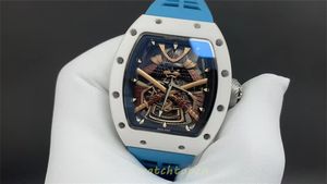 تتميز ساعة RM047 Men's Watch بحالة برميل نبيذ كلاسيكية مع حركة دولاب الموازنة مجوفة مع ساعات نمط منحوتة