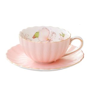 Mugs Pink Ceramic Coffee Cup European Royal Bone China Tea Mug Set Porcelain and Saucer Gold Stand Kubki Summer 230818