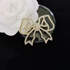 Designer Broche Letter Bow Pin Hollow Diamonds Full Broches Pins de lapela para mulheres Cardigan Clegge de luxo Jóias Presentes de jóias