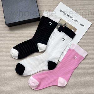 Socken Strumpfwaren Designer Koreanisches dünnes und minimalistisches Mädchen Vertikaler Grubenstreifen C Buchstabe Schwarz Weiß Pulver Mittlere Röhrensocken Frauen 2LSR