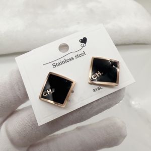 Elegancki oryginalny markowy projektant Square Black C Stud 316L Stal nierdzewna 18K Gold Rose Women Letter Logo Engrave Kolczyki Wedding Biżuter Prezent Przyjaźń