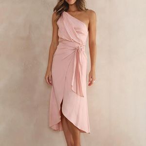 Casual Dresses One Shoulder Strapless Dress Temperament Solid Color Oregelbundet snörning Cocktail Långt för kvinnor plus storlek