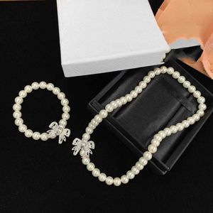 Toppdesigner Miumiu Fashion Halsband Högkvalitativ Miumiu Armband Set Pearl Bow Sweet Mångstreckarmband Halsband Alla hjärtans dag Presentkvalitet Tillbehör smycken