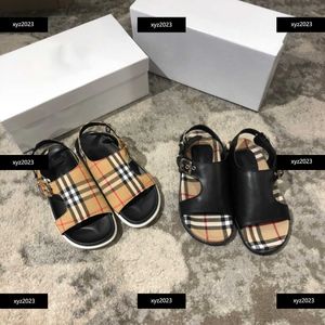 23SS Kids Sandals 베이비 슬리퍼 어린이 신발 여름 발목 랩 랩 쿨 고무 제품 비용 가격 박스 포장 어린이 크기 26-35