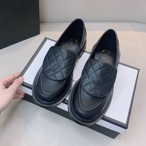 Canali di abiti firmati Nuovi mocassini di lusso Scarpe da donna di marca Bordo risvoltato Bocca bassa Scarpe basse casual Scarpe da donna con fibbia singola in vera pelle