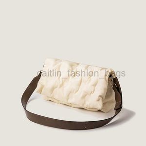 bolsa de bolsa mediow bolsa de luxo Design de luxo Handbag feminino 2023 novo material de nylon preenchimento de algodão de estilo plissado de estilo horizontal saco de corpo caitlin_fashion_bags
