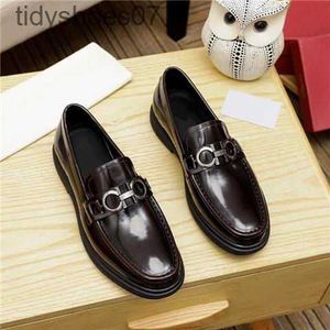 Lacquer leather business attire leather shoes for men with low cuffs Feragamos casual leather shoes for men with trendy and fashionable shoes