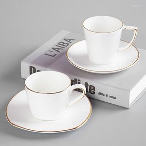 Tassen Untertassen Großes Fassungsvermögen Goldrand Kaffeetasse und Untertasse Set Kreatives Design Europäischer Nachmittagstee Licht Luxuriöses Bone China Trinkgeschirr