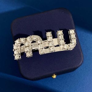 Top Designer MiuMiu Fashion hairpin Nova celebridade com letras prateadas cheias de bordas de diamante inserções elegantes e texturizadas pulseira hairpin acessórios de luxo joias