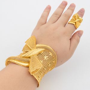 Ohrringe Halskette Dubai Manschette Armreif mit Ring für Frauen 18k Gold plattiert Kupfer Armband Schmuck Nigerian Hochzeitsfeier Geschenk Schmuck Accessoires 230820