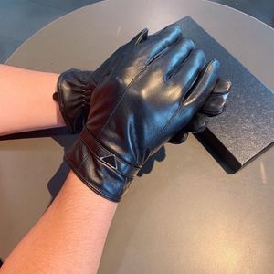 2021 High Grade Sheepskin Gloves Classic Hardware Logo Glove Luxurys Designers Fashion Personality Glove Men Solid Color Simplicit339Y