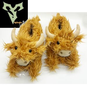 Filmer TV Plush Toy Highland Cattle Slippers Plush Scottish Cow Slippers Brown Fluffy Päls Home Slippers Winter Warm Kawaii Flat Animal Slides Shoes 230821