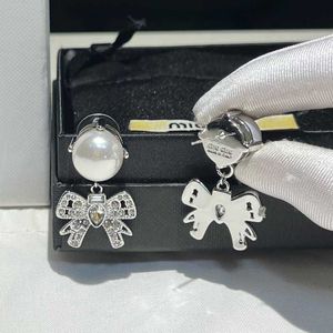 Top Designer MiuMiu Orecchini alla moda Fiocco Nodo Perla Argento 925 Ago Orecchini versatili per design femminile Orecchini di alta qualità e sensibili Accessori Gioielli