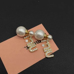 Toppdesigner Miumiu Fashion Earrings New Pearl Letter Diamond Female French Style Simple Tiktok Silver Needle Earrings Valentine's Day Gifts Tillbehörsmycken