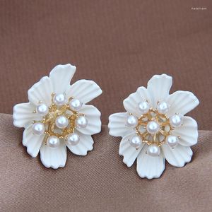 Studörhängen 2023 Trendiga elegant simulerade pärlor för kvinnor Sweet Flower Drop smycken Korea White Daisy Earring Accessories Gift