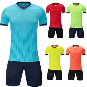 Utomhus Tshirts Vuxen fotbollströjor Soccer Game Training för studenter Snabbtorkning av andningsbara shorts Kort ärm Set Kids Sportswear Custom 230821