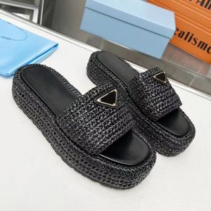 Tjock Sole Platform Slipers Slides Mules Sandaler Women's Beach Open-Toe Moccasins Casual Shoes Luxury Designers Flat Shoes Factory Factwear With Box