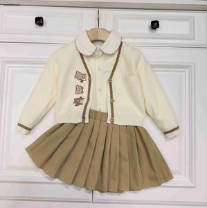 Designer Girls Dress Suits Setos de outono Tamanho 90-140 cm 3pcs Cardigan de malha de decote em V e camisa de lapela e saia plissada cáqui