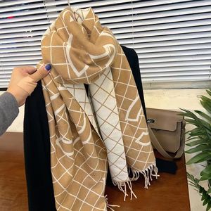 Sciarpa di design Sciarpa di cashmere di lusso Scialle spesso da donna Lungo inverno Wram Pashmina Avvolge Hijab con nappa Bufanda Foulard regalo Sciarpe firmate Sciarpa calda invernale