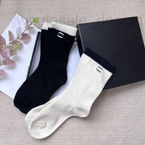 Meias meias designer na moda primavera/verão estilo fino meias tripulação moda carta oca preto e branco colorido empilhado meia de algodão para mulher mmfv