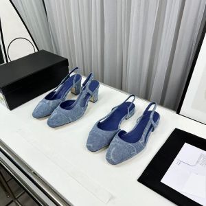 Nova Denim Slingback Sandálias grossas Sola de couro Bloco robusto Salto plano Sandália Dedo redondo Mulheres Designers de luxo Vestido Sapatos de noite Sandália de escritório Calçado de fábrica
