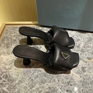 Mjuk läder slip-on mid-heeled tofflor sandaler mular läder glider runt öppet tå för kvinnor lyxiga designers skor fabrikskor 35-42 med låda