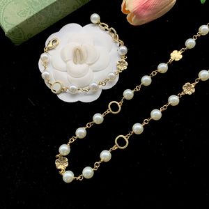 Kvinnor Pearl Necklace Armband Set 18K Gold Plated Vintage Flower Pendant Copper Chain Collar Bangles Classic Vogue Jewelry Set