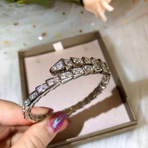 Bracciale designer braccialetti di lusso Braccialetti designer per donne con diamante design corporeo braccialetto regalo di Natale gioiello regalo opzionale 3 colori molto buoni