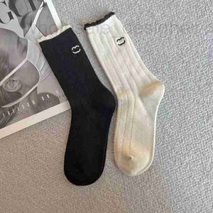 Çorap Çorap Tasarımcı Modaya Modaya uygun ve minimalist moda yüksek ayak bileği çoraplar Dikey desenli Mektup Nakışları Dantel Siyah Beyaz Orta Tüp Yukarı Çorap Pbky