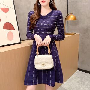 Lässige Kleider gestrickter Pullover Kleid Frauen Herbst Winter 2023 Mode Langarm mittlere Taille gestreift eine Linie Vestidos