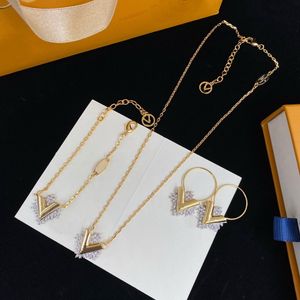 Nie verblassen 18K Gold Plated Luxury Brand Designer Anhänger Halsketten Kupfer gegen Buchstaben Schneekristall Diamant Choker Anhänger Armband Ohrring Juwely Geschenke HLVS10