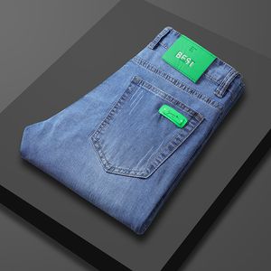 Мужские джинсы 2023 Лето -светло -голубой тонкая регулярная отдельная зеленая этикетка