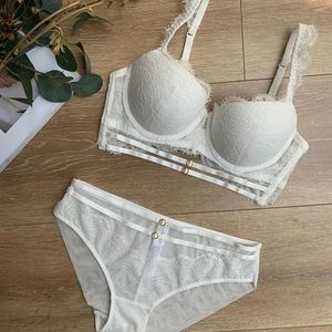 女性のブラジャーセットは、女性向けのストラップパディングカップフリルフリッフルストラップアンダーワイヤードランジェリーセットC1212203G