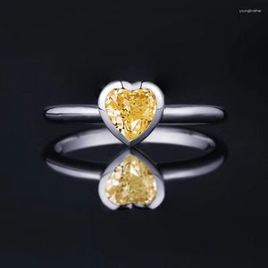 Ringos de cluster Luxo 925 imitação de prata sólida 0,5ct anel de diamante solitário de flores cortado de pedra de pedra de pedra para mulheres