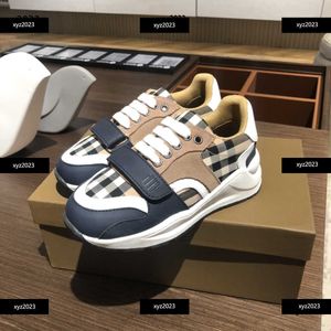 23SS Designer Kids Shoes Khaki Shoes Baby Solid Color Sneakers New Listing Box Packaging Barnstorlek 26-35 Gratis frakt