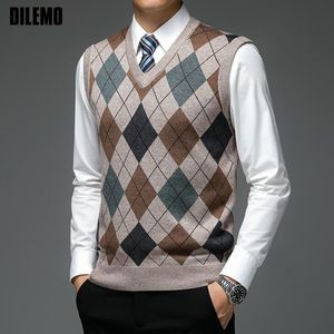 Herrtröjor Fashion Designer Märke Argyle Pullover Diamond Sweater V Neck Knit Vest Men 6% ull ärmlös Autum Casual Clothing 230822