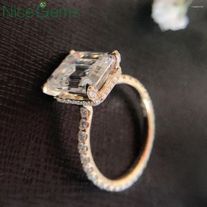 Küme Yüzükleri Nicegems Katı 18K Sarı Altın Merkez 10x8mm 3.8Ctw Emerald Cut Moissanit Nişan Yüzüğü Tam Pave Seti