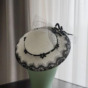 Cabeças de cabeça 2023 Big Brim White Whomen Wedding Hats With Black Lace On Edge Velvet Decoration Retro formal Hat Chapeau Cerimonie Mariage